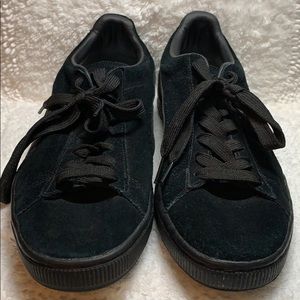Men’s  size 10 black Puma basket suede classic